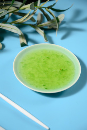 桌面上的盘子里的美味可口的青提果酱