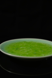 桌面上的盘子里的美味可口的青提酱