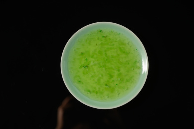 桌面上的盘子里的美味可口的青提酱