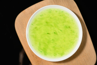 桌面上的盘子里的美味可口的青提酱
