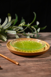 桌面上的盘子里的美味可口的青提酱