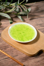 桌面上的盘子里的美味可口的青提酱