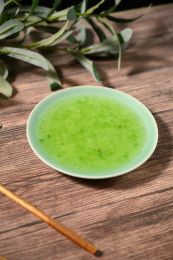 桌面上的盘子里的美味可口的青提酱