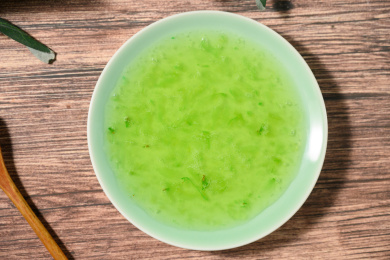 桌面上的盘子里的美味可口的青提酱