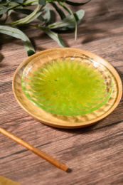 桌面上的盘子里的美味可口的青提酱