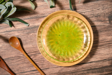 桌面上的盘子里的美味可口的青提酱