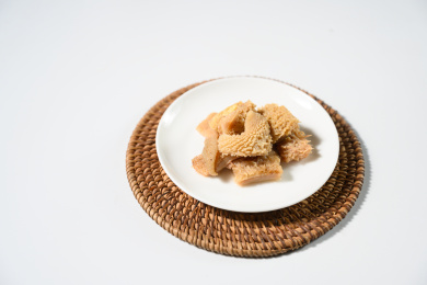 桌面上的盘子里的美味可口的牛肚