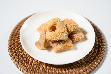 桌面上的盘子里的美味可口的牛肚