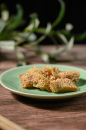 桌面上的盘子里的美味可口的牛肚