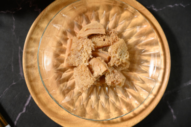 桌面上的盘子里的美味可口的牛肚