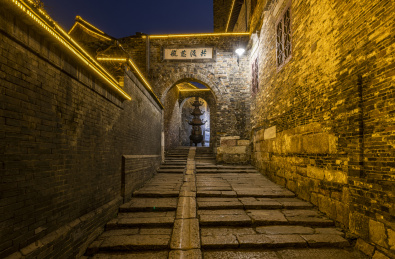 古镇老街夜景，摄于镇江西津渡历史文化街区