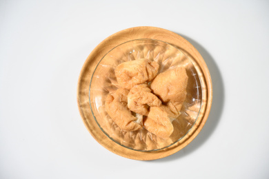 桌面上的盘子里的美味可口的面筋