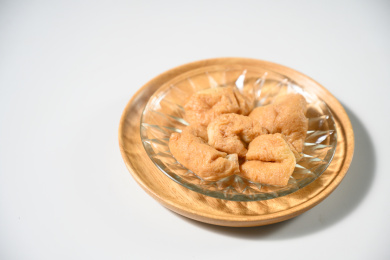 桌面上的盘子里的美味可口的面筋