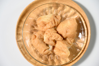 桌面上的盘子里的美味可口的面筋