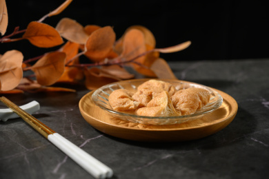 桌面上的盘子里的美味可口的面筋