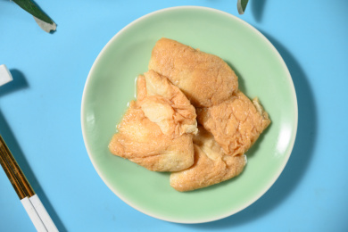 桌面上的盘子里的美味可口的面筋