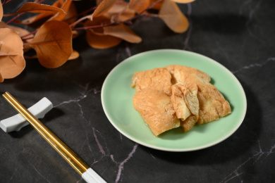 桌面上的盘子里的美味可口的面筋