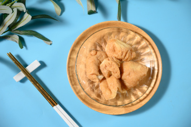 桌面上的盘子里的美味可口的面筋