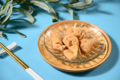 桌面上的盘子里的美味可口的面筋