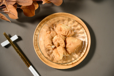 桌面上的盘子里的美味可口的面筋