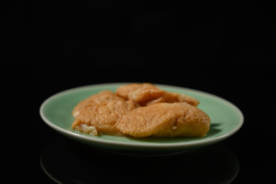 桌面上的盘子里的美味可口的面筋