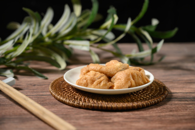 桌面上的盘子里的美味可口的面筋
