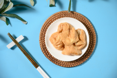 桌面上的盘子里的美味可口的面筋