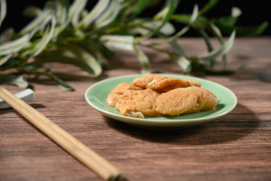 桌面上的盘子里的美味可口的面筋