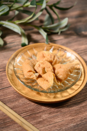 桌面上的盘子里的美味可口的面筋