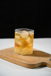 桌面上的杯子里的美味可口的冰蜜桃乌龙茶