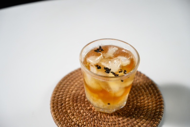 桌面上的杯子里的美味可口的冰蜜桃乌龙茶