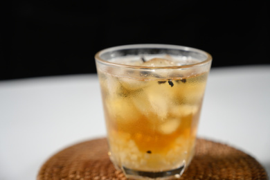 桌面上的杯子里的美味可口的冰蜜桃乌龙茶