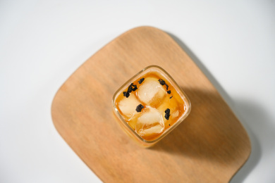 桌面上的杯子里的美味可口的冰蜜桃乌龙茶