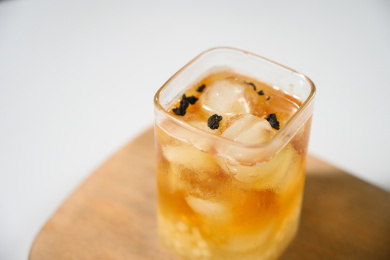 桌面上的杯子里的美味可口的冰蜜桃乌龙茶