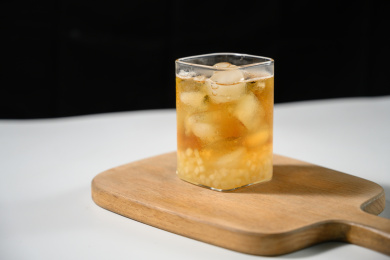 桌面上的杯子里的美味可口的冰蜜桃乌龙茶