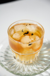 桌面上的杯子里的美味可口的冰蜜桃乌龙茶
