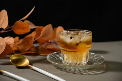 桌面上的杯子里的美味可口的冰蜜桃乌龙茶