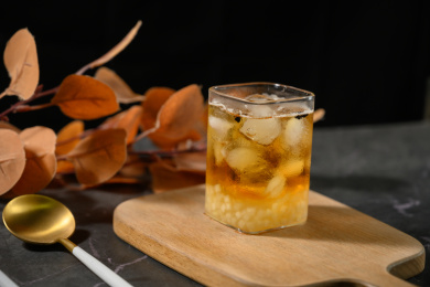 桌面上的杯子里的美味可口的冰蜜桃乌龙茶