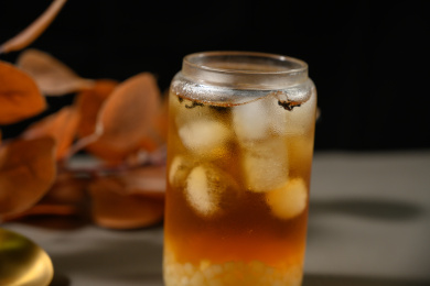 桌面上的杯子里的美味可口的冰蜜桃乌龙茶