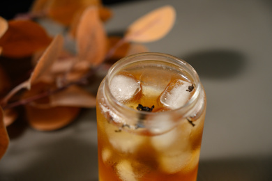 桌面上的杯子里的美味可口的冰蜜桃乌龙茶