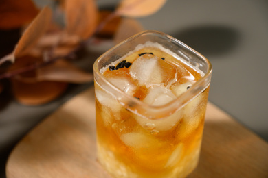 桌面上的杯子里的美味可口的冰蜜桃乌龙茶