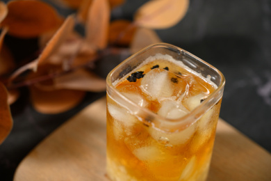 桌面上的杯子里的美味可口的冰蜜桃乌龙茶