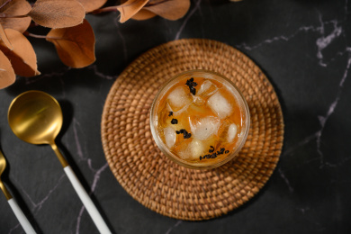 桌面上的杯子里的美味可口的冰蜜桃乌龙茶