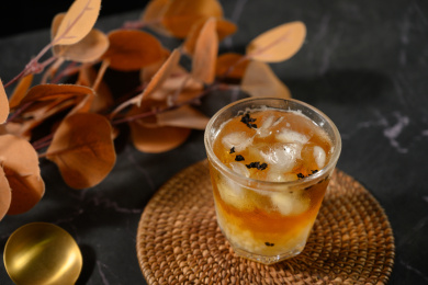 桌面上的杯子里的美味可口的冰蜜桃乌龙茶