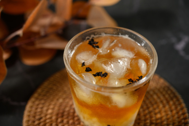 桌面上的杯子里的美味可口的冰蜜桃乌龙茶