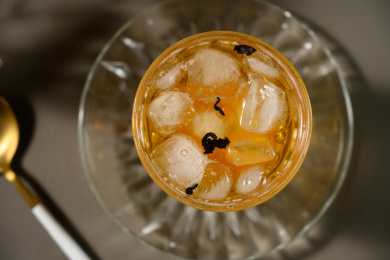 桌面上的杯子里的美味可口的冰蜜桃乌龙茶