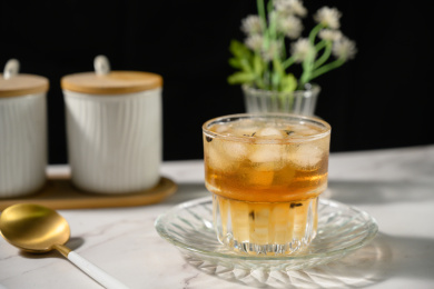 桌面上的杯子里的美味可口的冰蜜桃乌龙茶