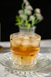 桌面上的杯子里的美味可口的冰蜜桃乌龙茶