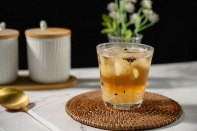 桌面上的杯子里的美味可口的冰蜜桃乌龙茶