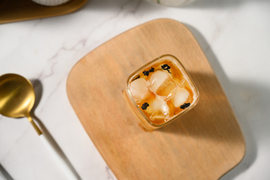 桌面上的杯子里的美味可口的冰蜜桃乌龙茶